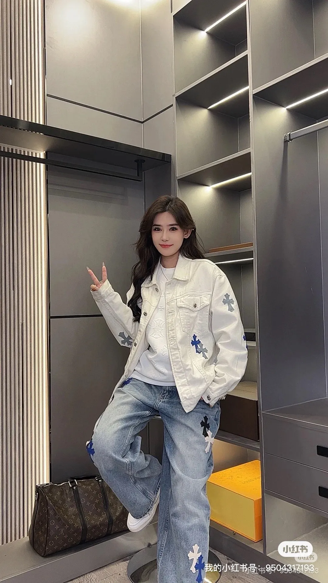 P260 💰 Chrome Hearts Chrome Hearts Cross-Patch Leather Embroidered Shirt Denim Jacket OS version can be worn by both men and women! The fabric is made of twill gauze cotton fabric! The texture is clear and smooth, not easy to wrinkle or fade! The embroidery process is complex and repetitive. There are more than 20 leather labels. It takes 6 repeated embroidery steps to complete the back body. The requirements for the embroidery machine are very strict, and the distance is 45 cm! It won’t work if the spacing is too big, and it won’t work if it’s too small! We make clothes with care, and every detail must be restored one to one! The hardware is all carved and cast, and they are all genuine from the original factory! This piece of clothing consumes a lot of material, with more than 3 meters of material used for one piece of clothing! After the garment is made, it needs to be fixed at high temperature, washed at a water temperature of more than 70 degrees, and softened by adding softener to make the upper body softer and smoother! There is a flap on the sleeve that can be stored into short sleeves! Make it fit that understanding Color: Black White Size: S-M-L-XL